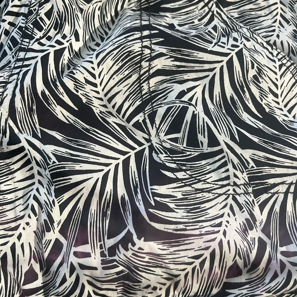 Women’s beach shorts. Medium. Black and white palm fronds. Gently worn - Picture 4 of 4